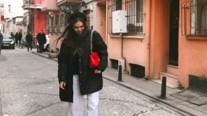 Café morno - textos de amor na imagen, uma menina caminhando na rua em um dia de inverno