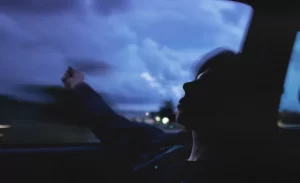 O último texto de amor: foto de um homem na janela de um carro.